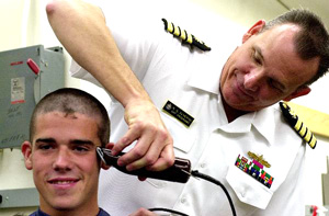 丸坊主にされる新入生