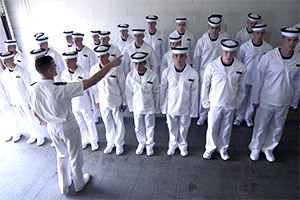 三列縦隊を練習するアナポリス新入生