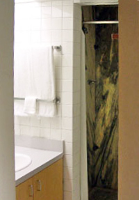 兵学校の寮室のシャワー