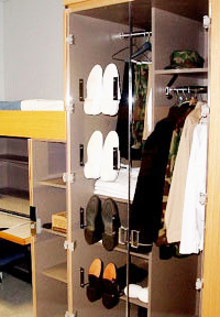 兵学校の寮室のロッカー