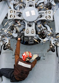 空母ニミッツにおけるMH-60s シーホークヘリコプターの点検