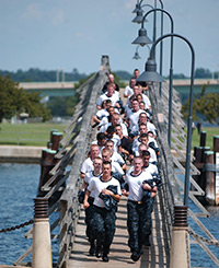 運動場から走って戻る兵学校のプリーブ