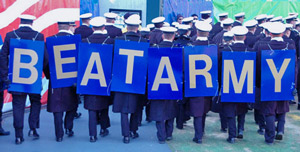 打倒陸軍のプラカードを背負った海軍兵学校の士官候補生