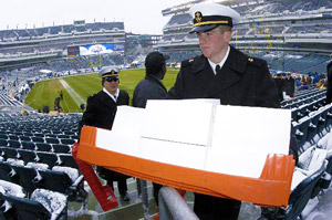 試合当日弁当を配る新入生