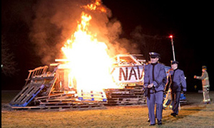 前夜祭で燃やすためにだけこしらえた敵の船