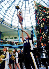 ショッピングモールでチアリーディング