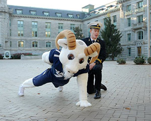 腕立て伏せを披露するマスコットの着ぐるみ