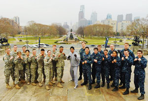 フィラデルフィア美術館前でロッキーごっこをする海軍士官と候補生