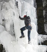 氷壁を登る士官候補生