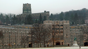 秋のウエストポイント陸軍士官学校の教会と食堂