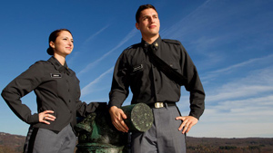 ウエストポイント陸軍士官学校のカデットの決めポーズ男女