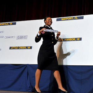 アナポリス米国海軍兵学校の乗艦選定式の女子候補生