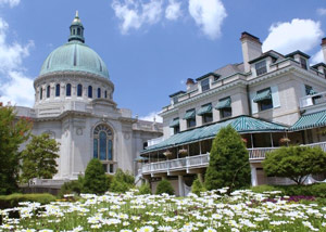 海軍士官学校の礼拝堂とブキャナンハウス