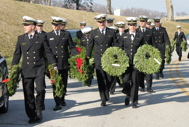 リースを運ぶアメリカ海軍兵学校の士官候補生
