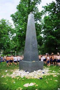 体操着と靴下の山