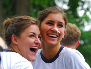 ハーンドン・モニュメントに登る行事に参加するアナポリス海軍士官学校の女子候補生