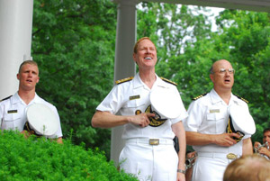 アナポリス海軍士官学校の校長と教頭とアッシー君