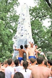 ラードを塗られたアナポリス海軍士官学校のハーンドン記念碑