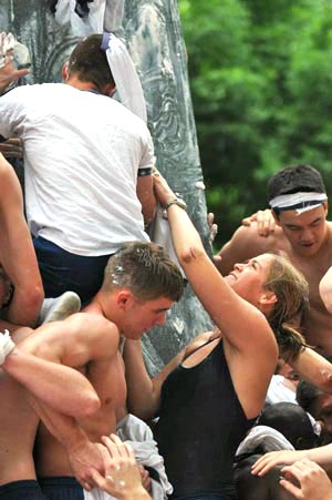 アナポリス海軍士官学校で水着や半裸でハーンドン・モニュメントにたかる下級生