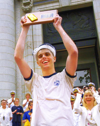 アナポリス海軍士官学校校長の肩章付きプレートを授与されるハーンドン・モニュメント登頂成功者