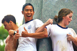 アナポリス海軍士官学校の行事に参加する士官候補生