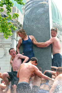 アナポリス海軍士官学校の行事のひとつ 人間ピラミッド