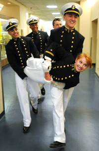 嬉しそうに拉致されるアナポリスの最上級生