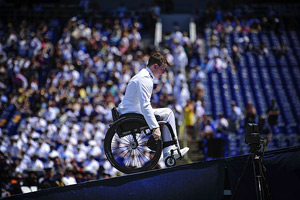 車椅子で卒業証書を受け取るケヴィン・ヒラリー