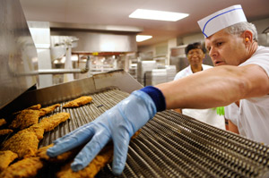 空軍士官学校の厨房でフライドチキン製作中