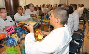 プリーブサマーの食事スタイル　座席の前１０cmのみに座ってよし