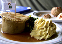 英海軍調理スタッフが料理合戦の準備中