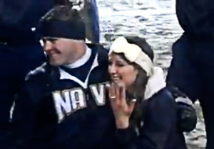 海軍兵学校チアリーダー同士の求婚シーン