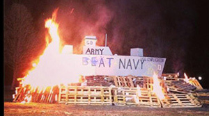 前夜祭で燃やす敵の船