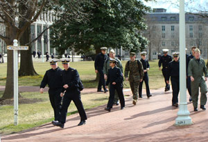 ストリブリング・ウォークを通り過ぎる士官候補生