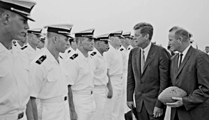 フットボールのトレーニングキャンプを見に来たケネディ大統領