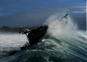 波を超える船