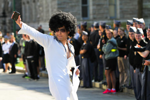 課題の奇抜な提出方法を競う陸軍士官候補生