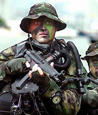 顔に迷彩を施したシールズ