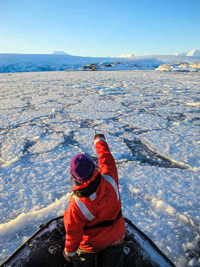 アナポリス海軍士官学校の士官候補生がインターンで南極へ