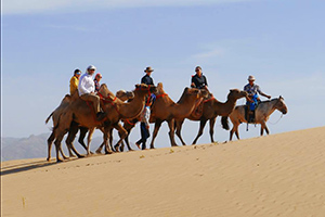 アナポリス海軍士官学校の士官候補生がインターンで砂漠へ
