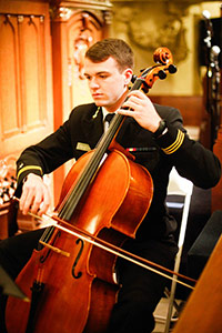 チェロを演奏する士官候補生