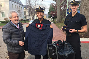 衣服を地元慈善団体に寄付する士官候補生