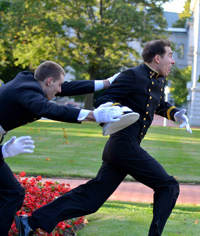 下級生の追撃から逃れようとするアナポリス海軍兵学校の士官候補生