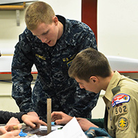 ボーイスカウトの指導を手伝う士官候補生