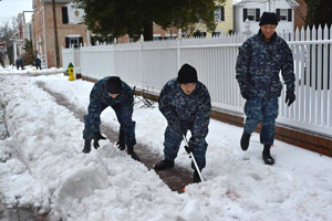 雪かきを手伝う士官候補生