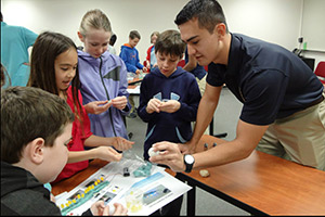 子供の理数系の考え方を指導する士官候補生