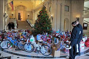 恵まれない子供へのクリスマスプレゼントを救世軍に寄付する士官候補生