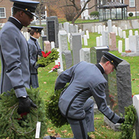 戦士の墓にリースを捧げる士官候補生