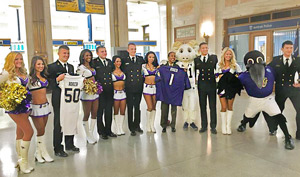 レイブンスのチアガールと記念撮影する士官候補生