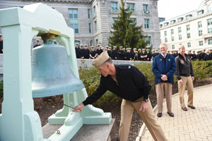 空母エンタープライズの鐘